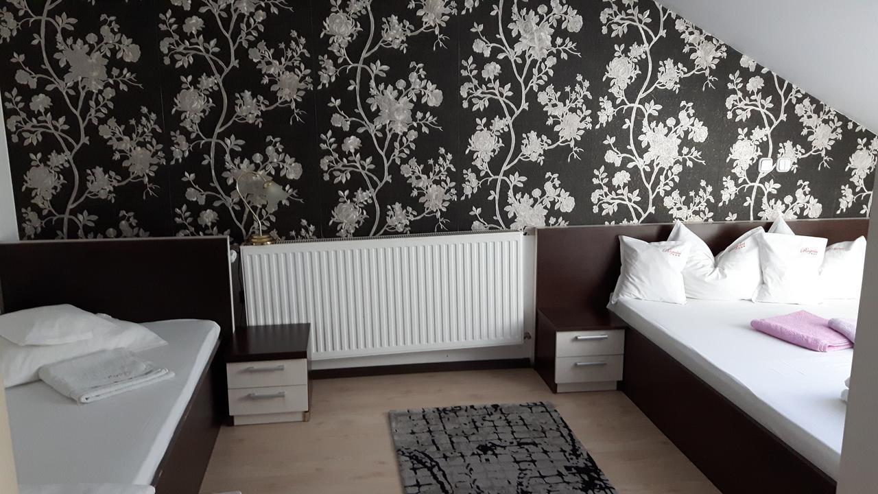 Pension Rozeclas Oradea Luaran gambar