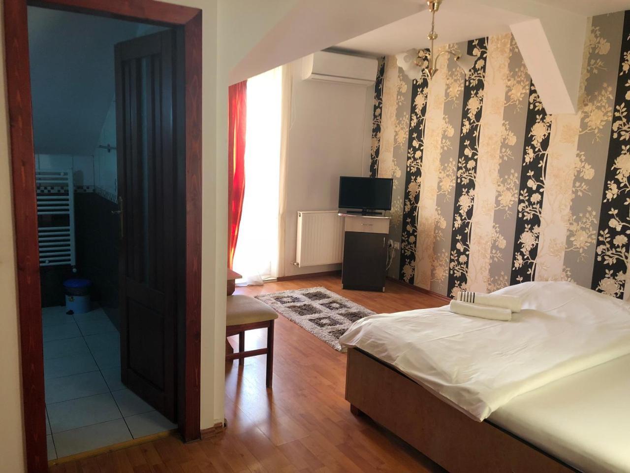 Pension Rozeclas Oradea Luaran gambar